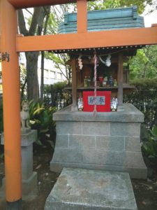 管理人の後ろの方達とは誰の事なの？